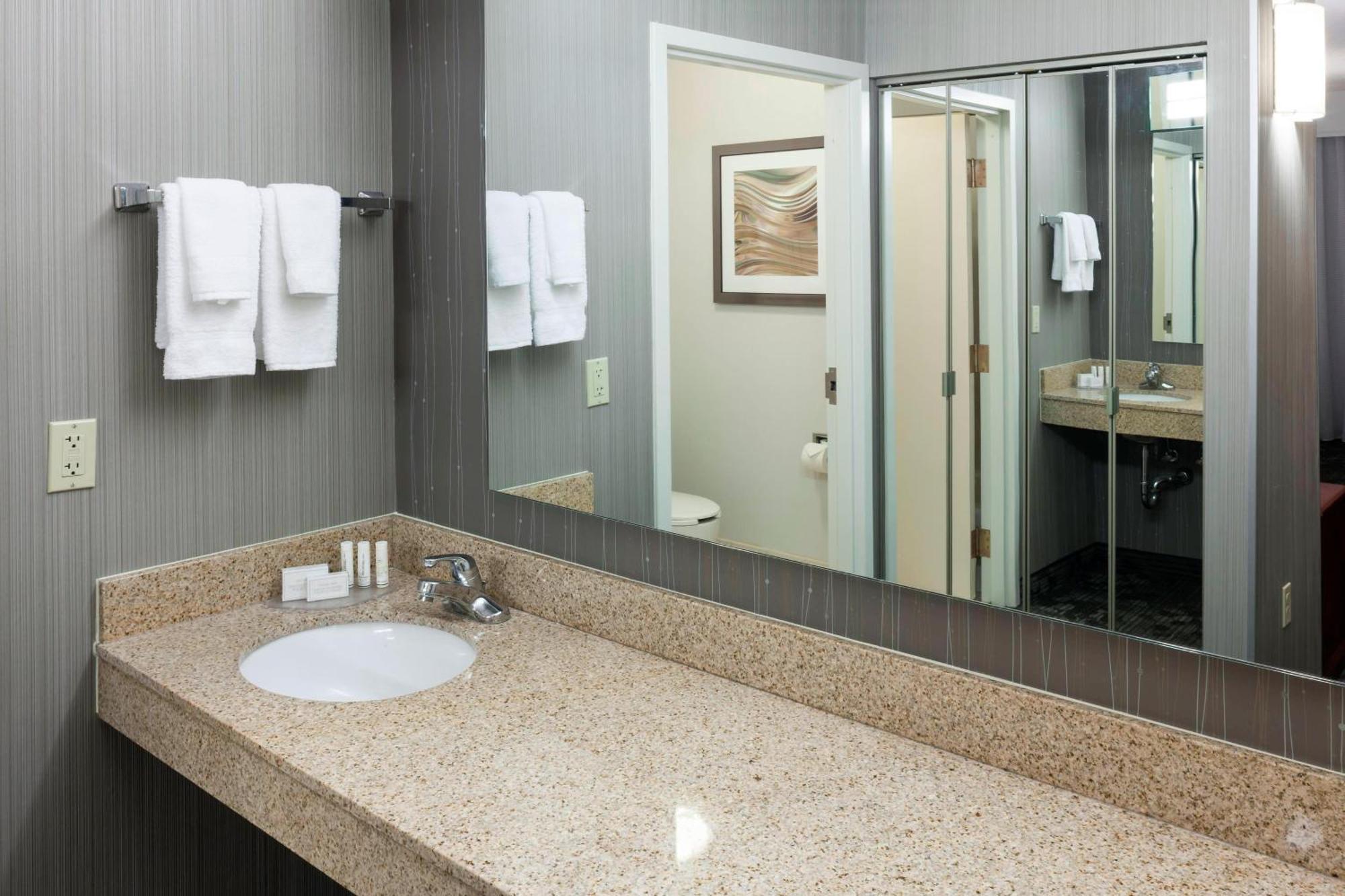 Courtyard By Marriott Wichita East Otel Dış mekan fotoğraf