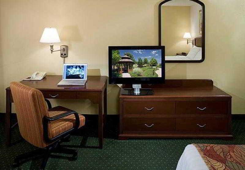 Courtyard By Marriott Wichita East Otel Oda fotoğraf