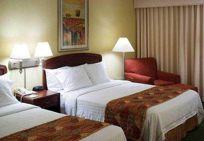 Courtyard By Marriott Wichita East Otel Oda fotoğraf